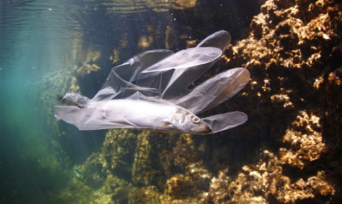 Pescatori "paladini" del mare: ripescano i rifiuti sulle coste del Lazio