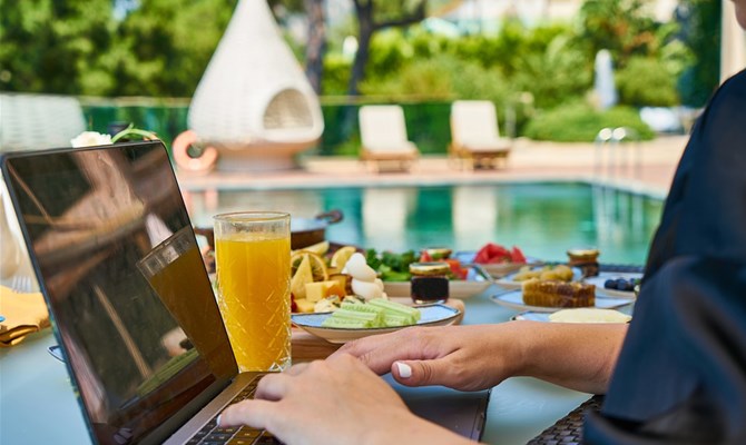 Workation: luoghi di vacanza divengano uffici per smart working anche grazie a wifi e food delivery