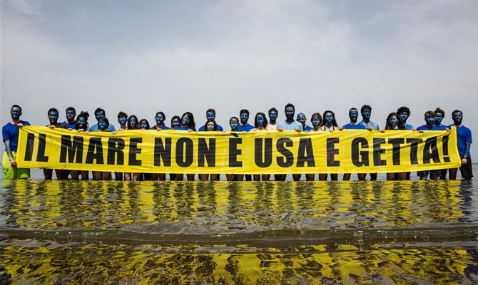 Greenpeace: un’onda blu si solleva in tutto il mondo per la tutela degli oceani